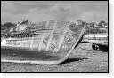 HDR Cimetiere a bateaux B&W scheepskerkhof scheepswrakken scheepswrak urbex quelmer rance bretagne frankrijk kerkhof schip schepen boot boten graffiti strand zwart wit foto